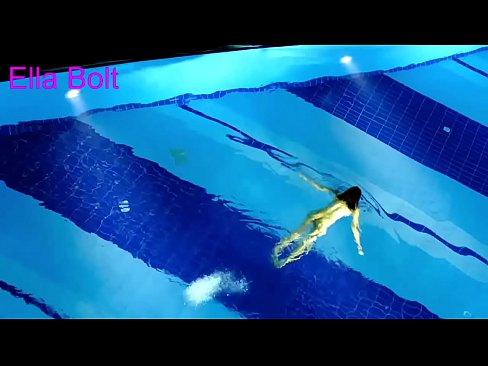 ❤️ Não consigo parar de observar, jovem loira apanhada nadando nua na piscina do resort ELLA BOLT ️❌ Porno real vídeo em nós ❌️❤