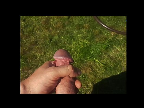 ❤️ A boazona se fode e se ejacula com um esguicho em um jardim de verão ️❌ Porno real vídeo em nós ❌️❤