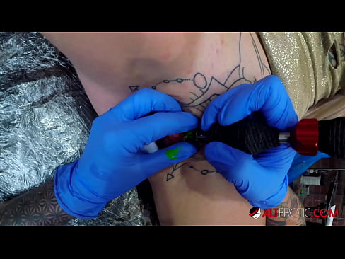 ❤️ Extremamente tatuada, a brasa Sully Savage fez uma tatuagem em seu clítoris ️❌ Porno real vídeo em nós ❌️❤